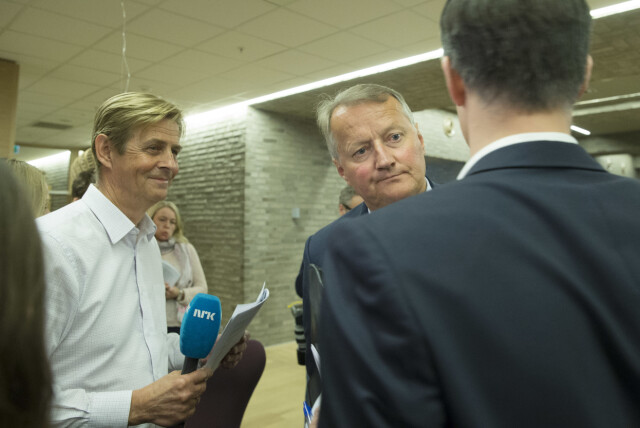 LANG KARRIERE: Anders Magnus (t.v) har jobbet i NRK siden 80-tallet. Her intervjuer han konsernsjef Rune Bjerke i DNB. Foto: NTB scanpix LANG KARRIERE: Anders Magnus (t.v) har jobbet i NRK siden 80-tallet. Her intervjuer han konsernsjef Rune Bjerke i DNB. Foto: NTB scanpix